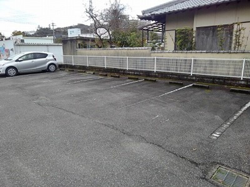 レオパレス寿 駐車場