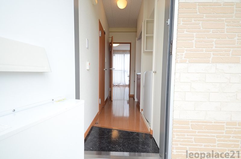 レオパレスファミリー 玄関