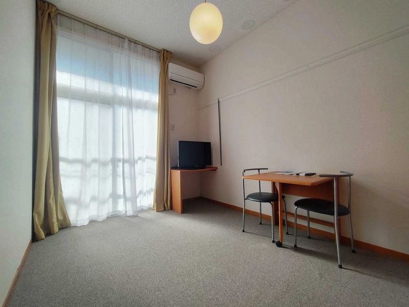 レオパレスウエストサイド白山 居間
