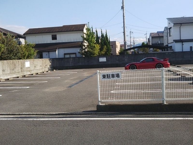レオパレスとねりこ２ 駐車場