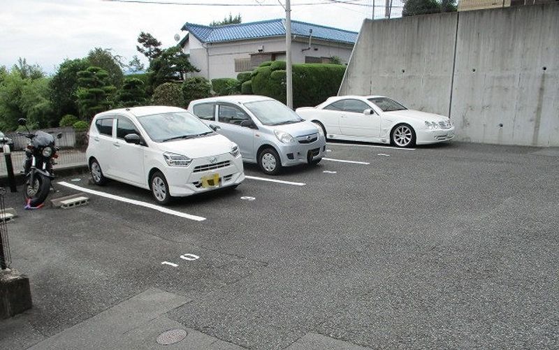 レオパレステクノピア函南 駐車場