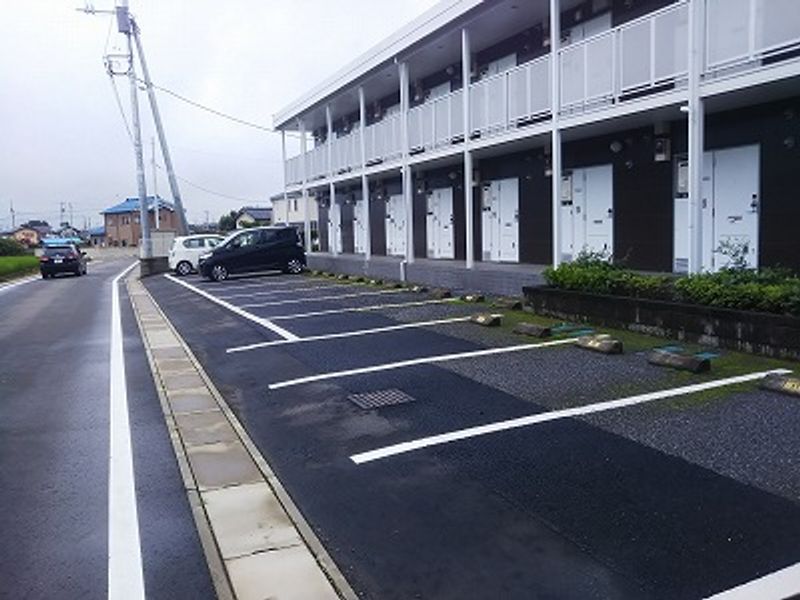 レオパレスヘリオス 駐車場