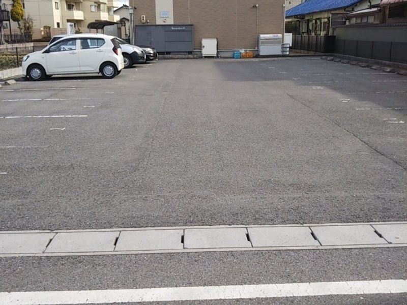 レオパレスイルミナ　Ｂ 駐車場