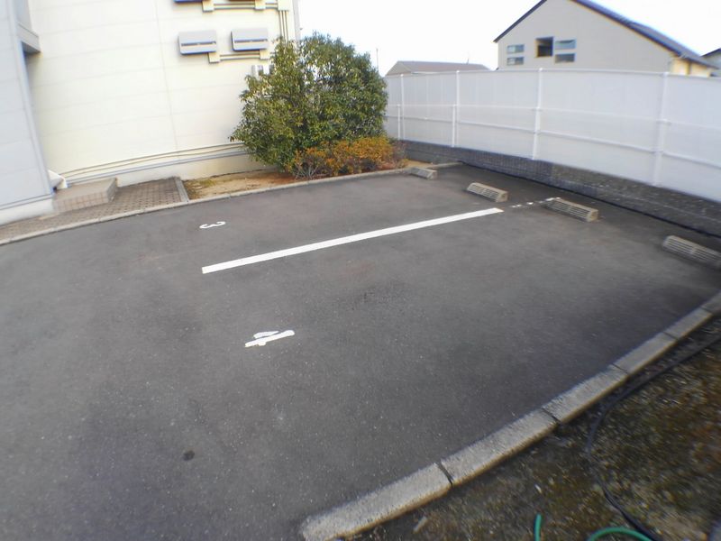 レオパレスマンダリアンコート藤井 駐車場