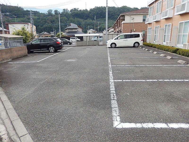 レオパレスやすらぎ 駐車場