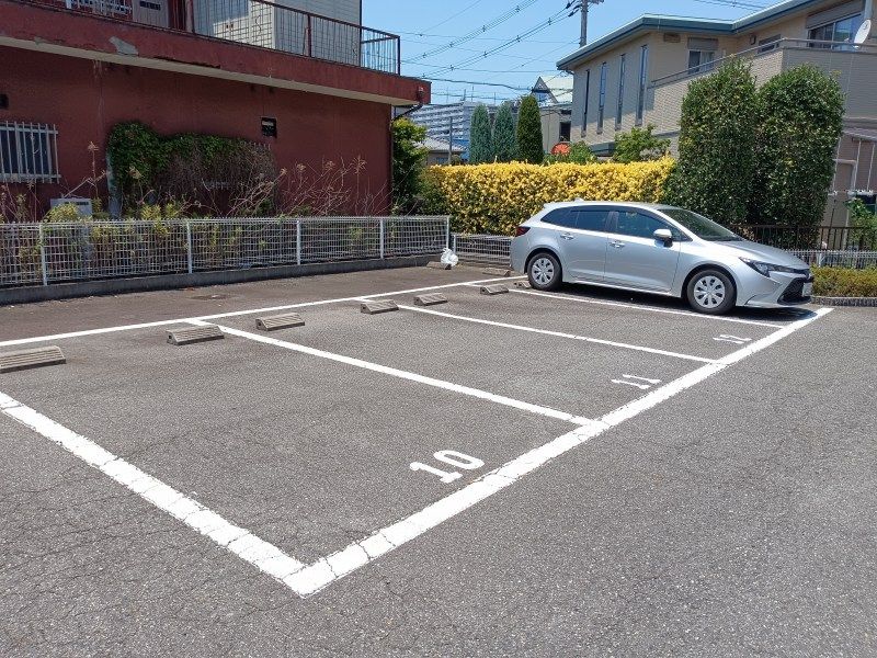 レオパレス愛 駐車場