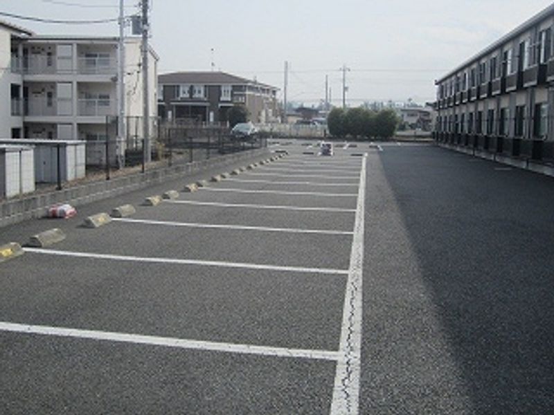 レオパレスサニーロコ 駐車場