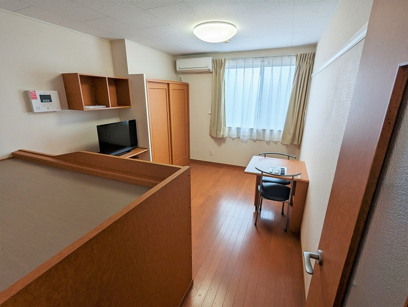 レオパレスレイソイス 居間