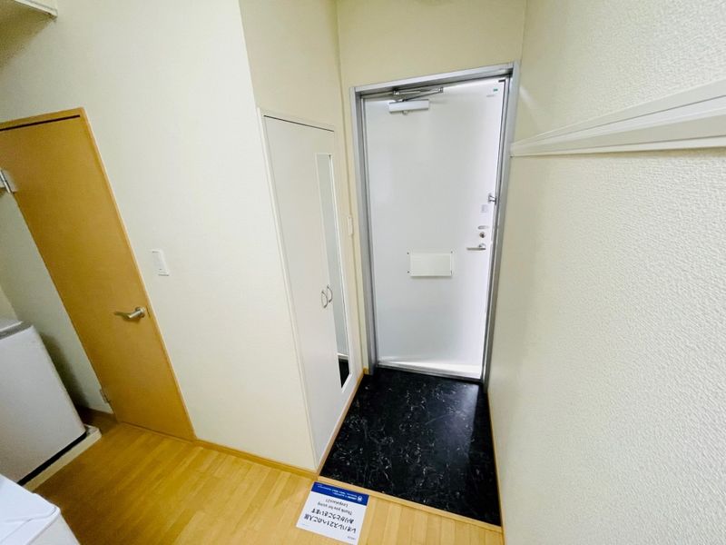 レオパレステルミック 玄関