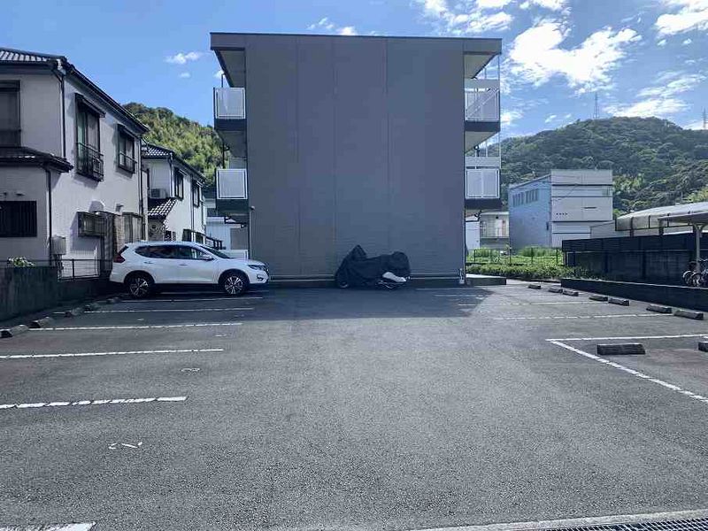 レオパレスまほろば高見 駐車場