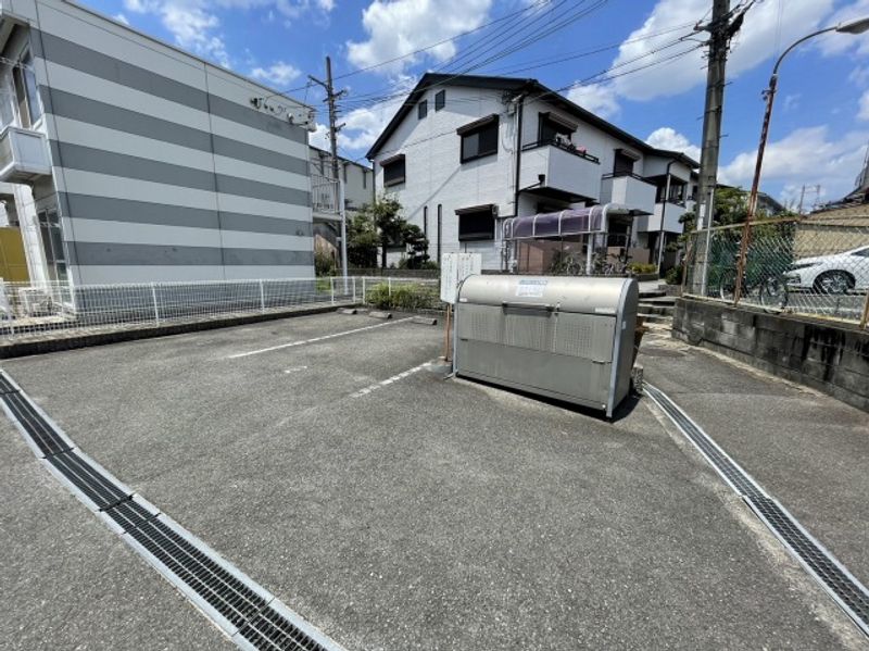 レオパレスザ　ファミリア 駐車場