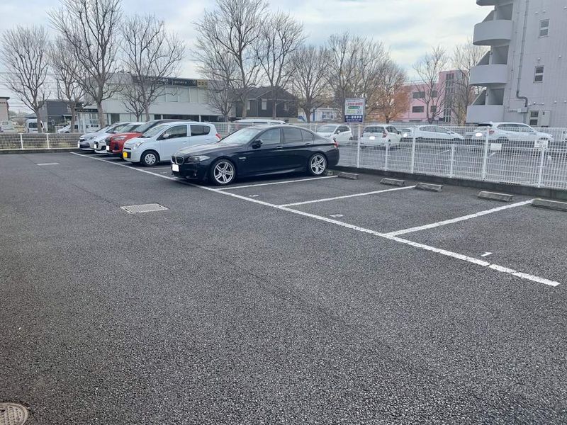 レオパレス千現 駐車場