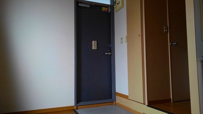 レオパレスシャルム 玄関