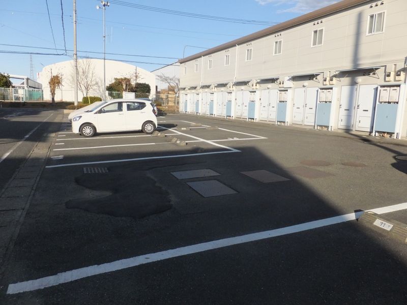 レオパレスひかり 駐車場