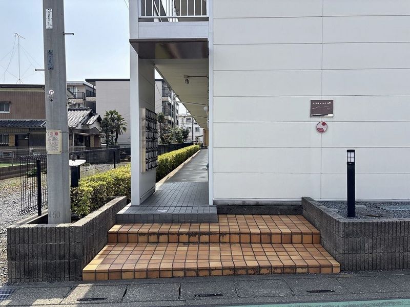 レオパレス光 エントランス
