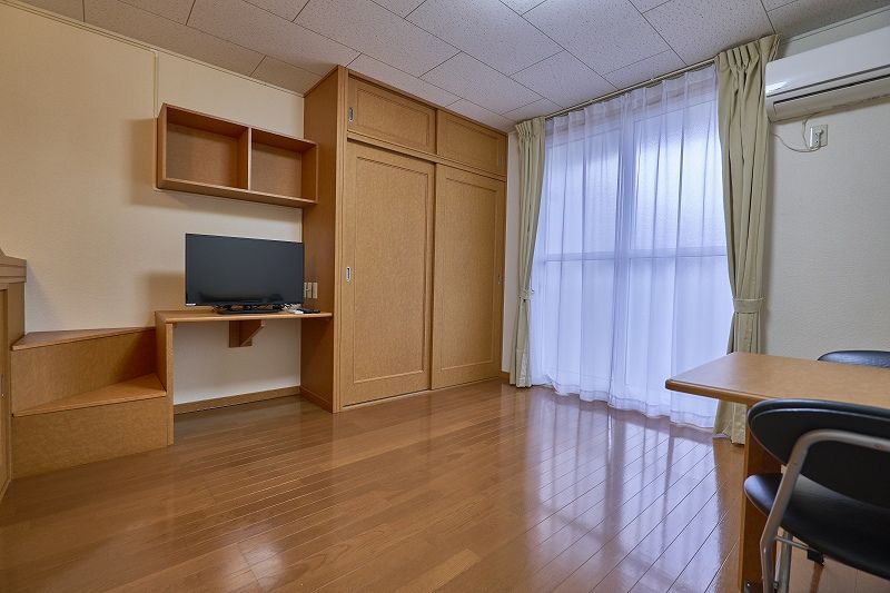 レオパレスセジュール弐番館 居間