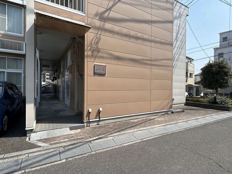 レオパレスＲＥＤ　ＷＡＶＥ 外観