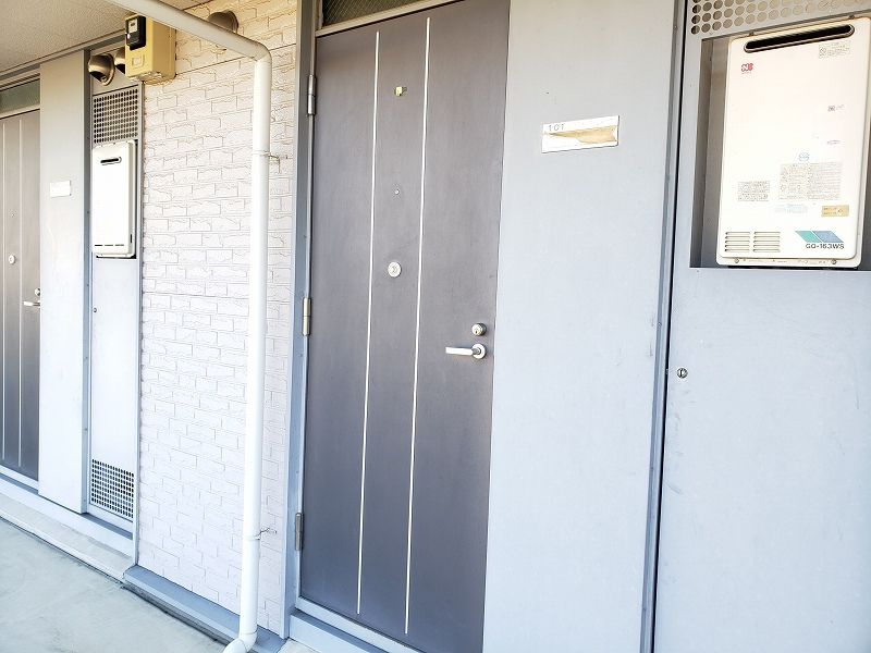 レオパレス彩弐番館 玄関