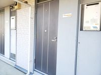 レオパレス彩弐番館 玄関