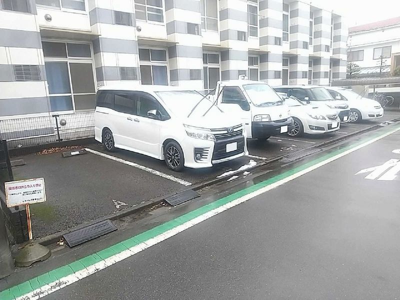 レオパレスサンフローラ 駐車場