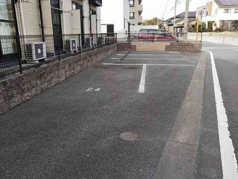 レオパレスフレア光の森 駐車場