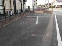 レオパレスフレア光の森 駐車場