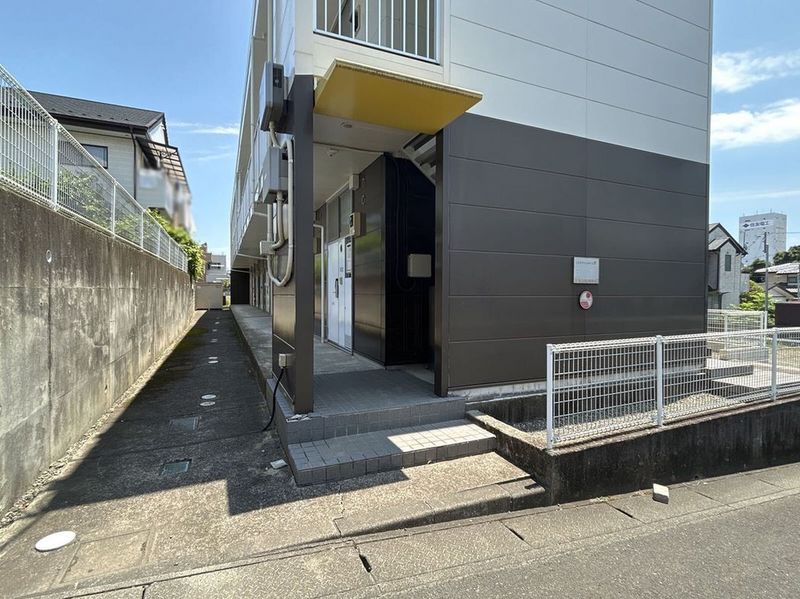レオパレスサンヒダカ エントランス