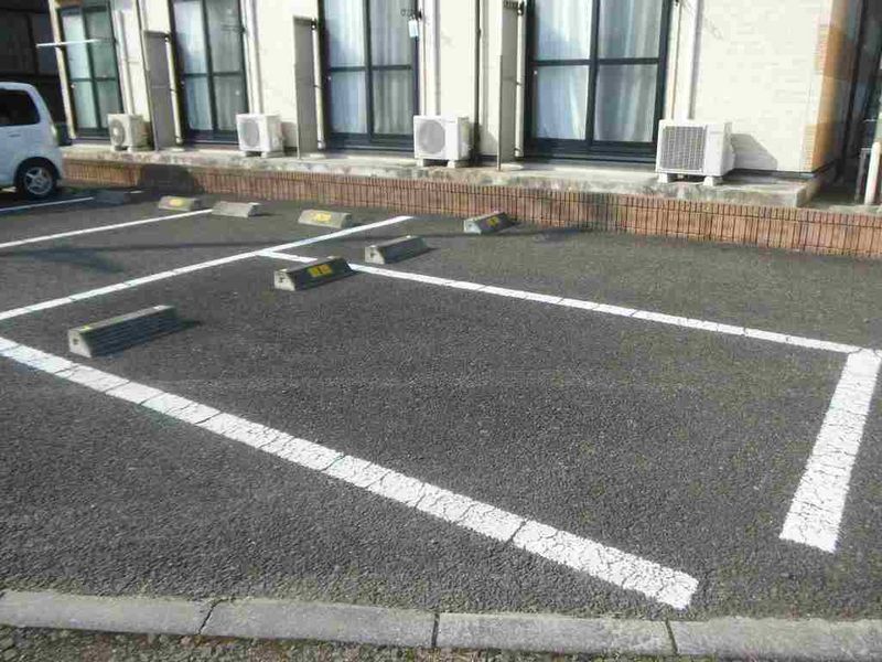 レオパレスサンモール 駐車場