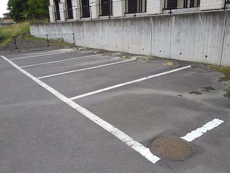 レオパレスミリオンハイツⅡ 駐車場