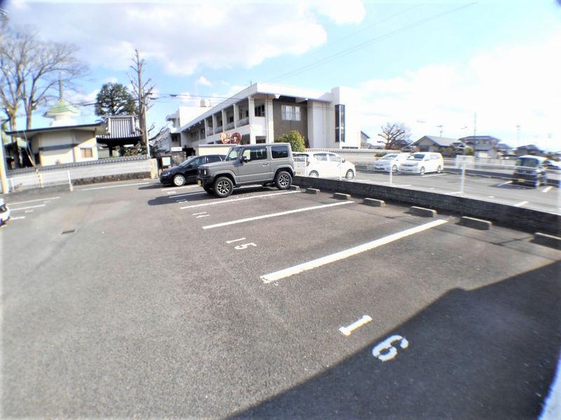 レオパレスラフィーネ 駐車場