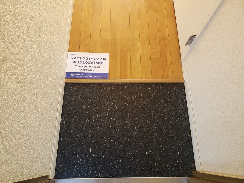 レオパレスプラティＢ 玄関