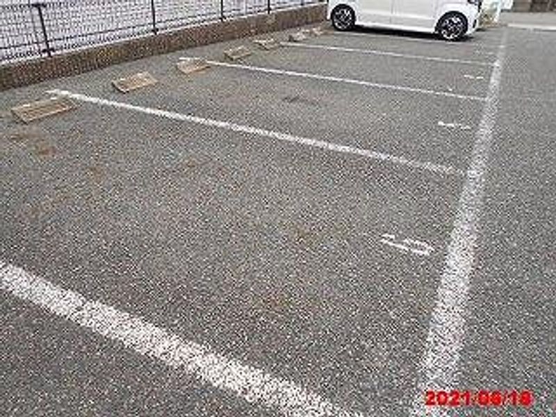 レオパレス花原 駐車場