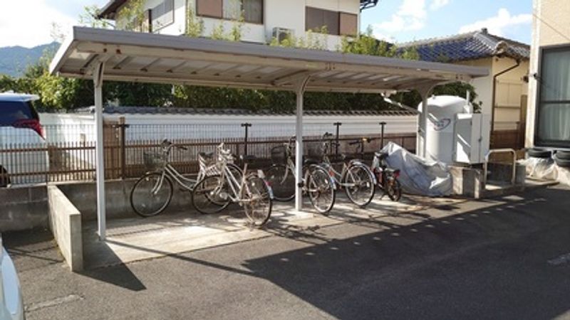 レオパレス長通川 駐車場