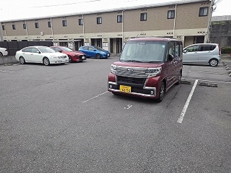 レオパレス花の北 駐車場