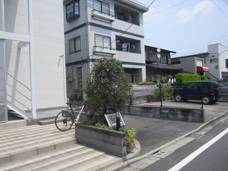 レオパレスアミティエ 駐車場