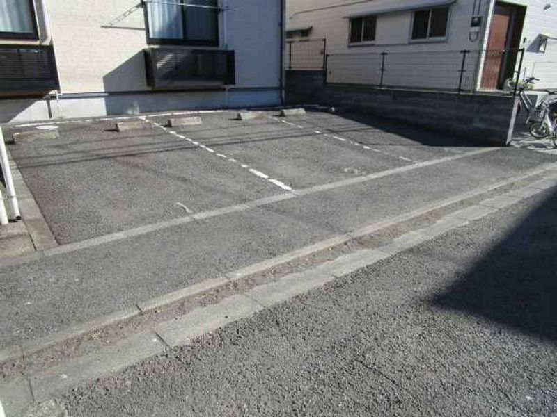 レオパレスラピスＡ 駐車場