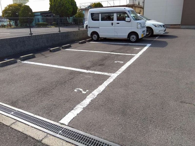 レオパレスヴィルヌーブ 駐車場