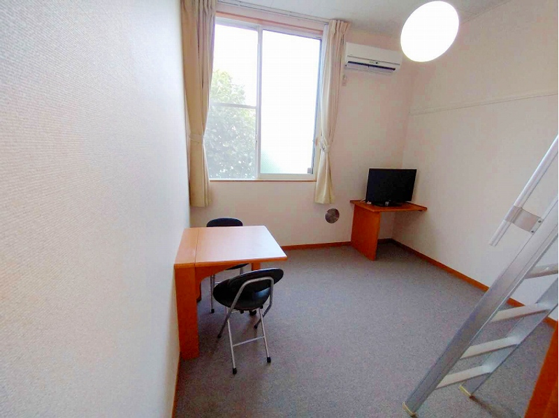 レオパレスラ・ポール 居間