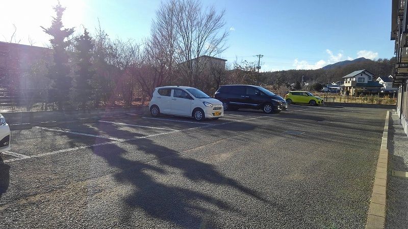 レオパレスカサベルデー 駐車場