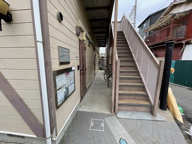 レオパレスシェソワ エントランス
