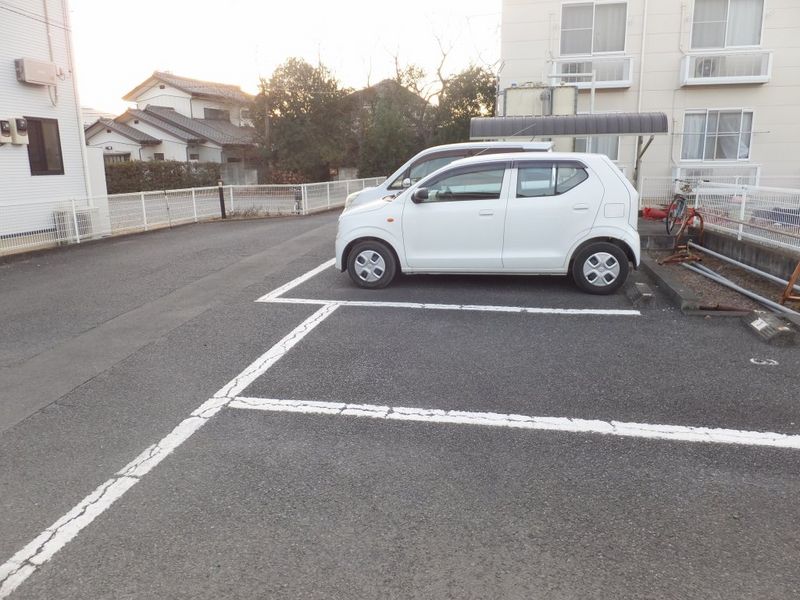 レオパレス薬師山ユイット 駐車場