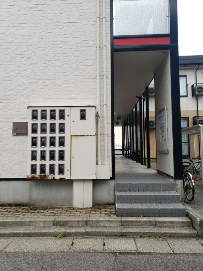 レオパレス彩 エントランス