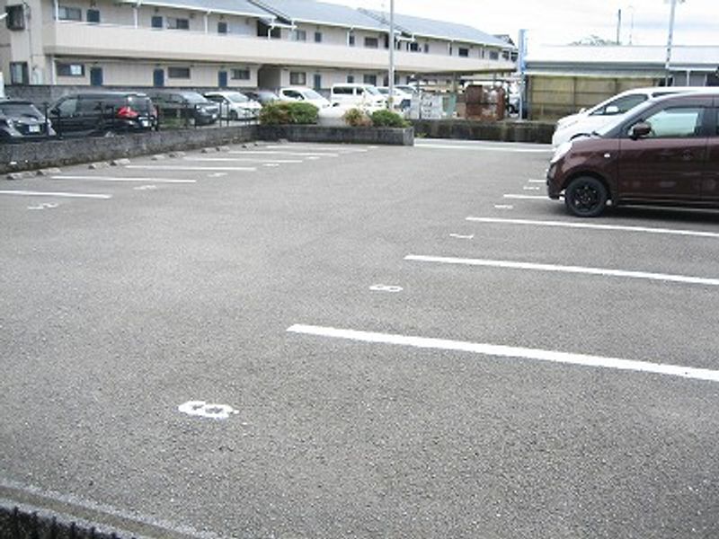 レオパレスアムール 駐車場