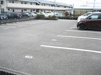 レオパレスアムール 駐車場