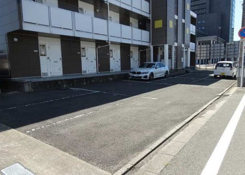 レオパレスモナミ 駐車場