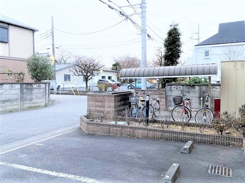 レオパレスシャルマン北越谷Ⅵ 駐車場