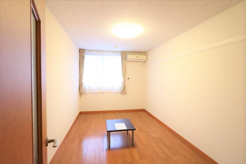レオパレス山科御陵 居間