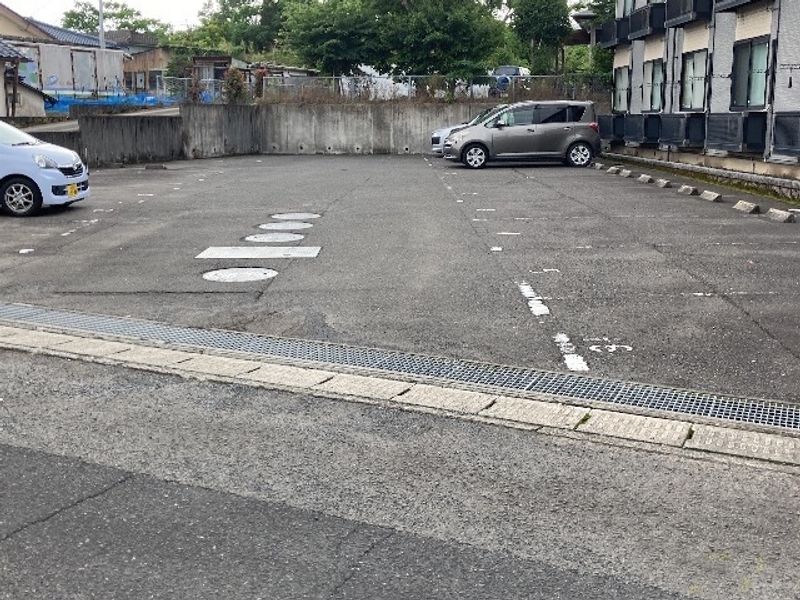 レオパレス龍波見 駐車場