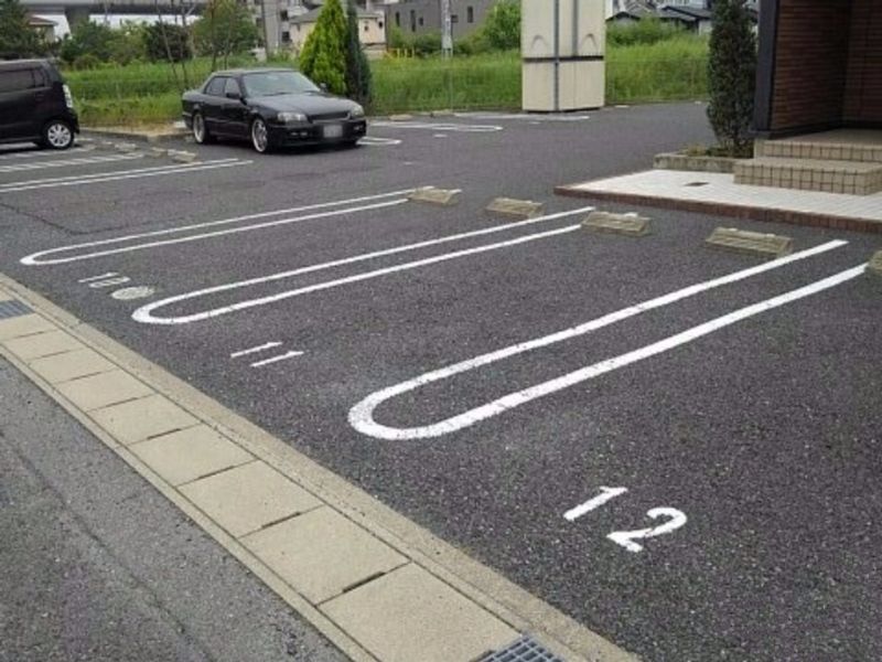 レオパレスウィスタリア弐番館 駐車場