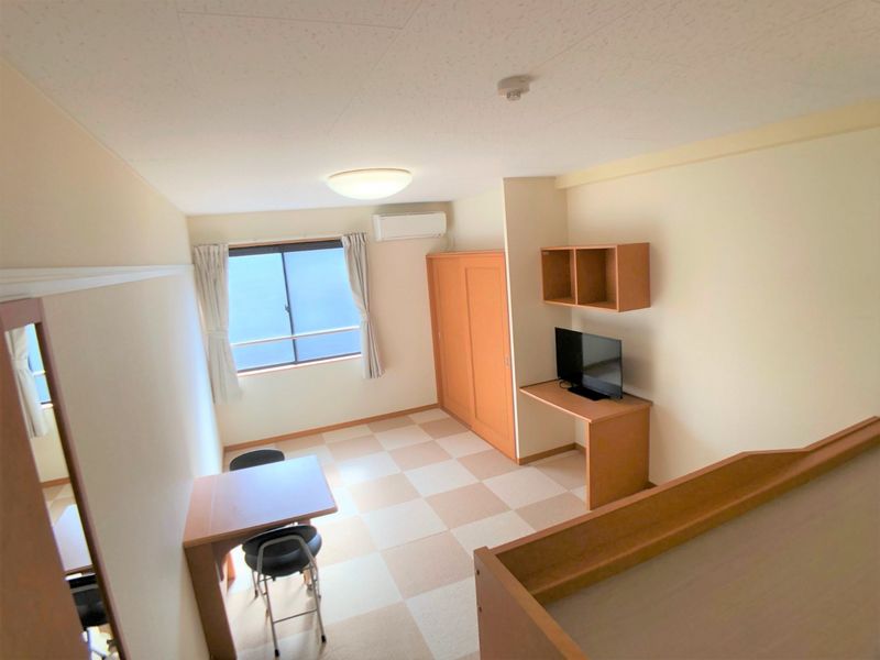 レオパレスチェリ 居間